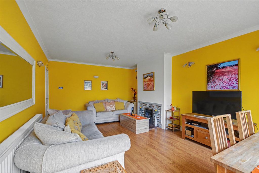 Property photo 2 of 32 Lounge Diner_2.Jpeg