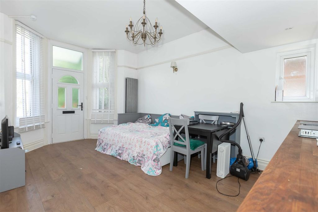 Property photo 3 of 9 5 64 Richmond Rd_1.Jpg