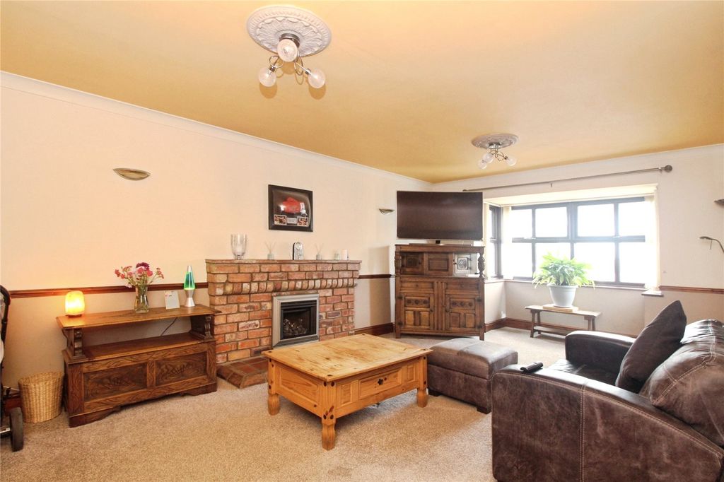 Property photo 3 of 19 Lounge