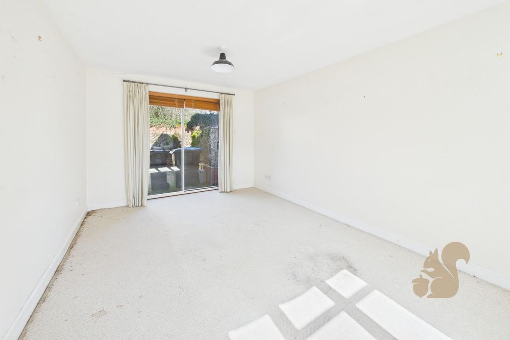 Property photo 3 of 17 Lounge