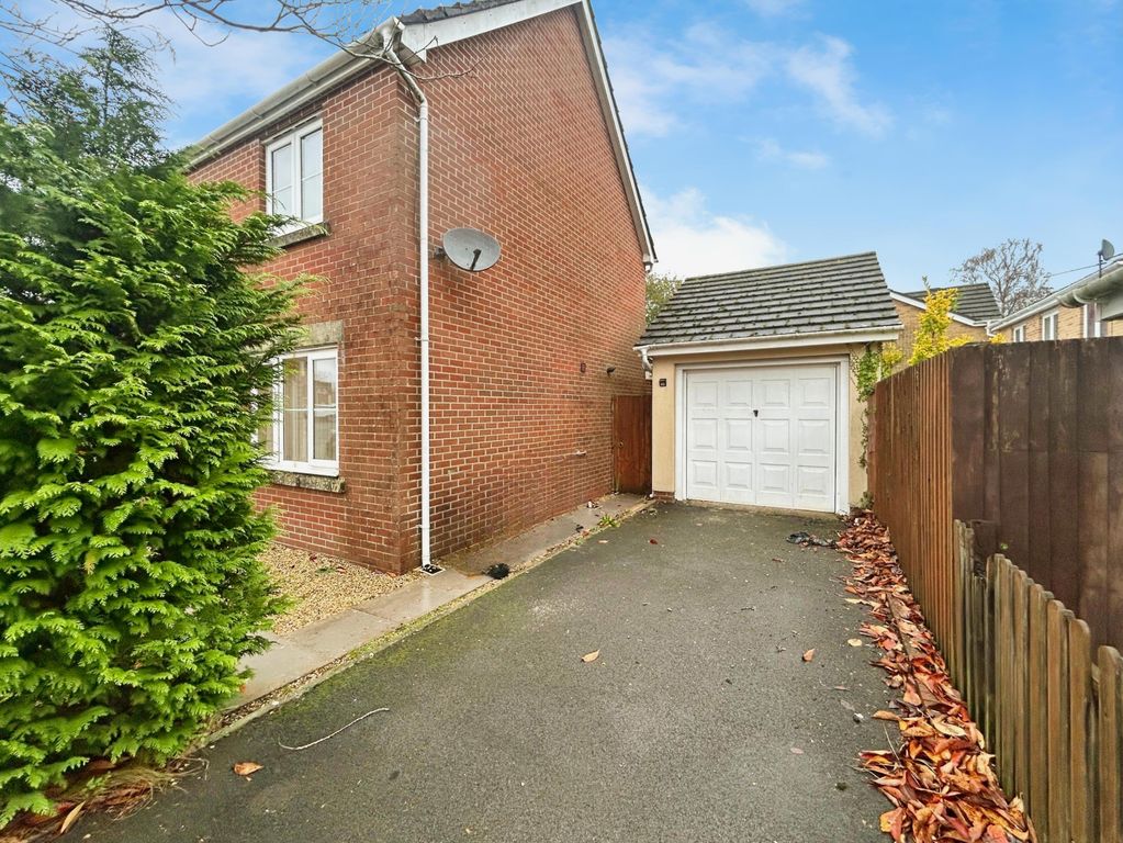 Property photo 2 of 14 Garage