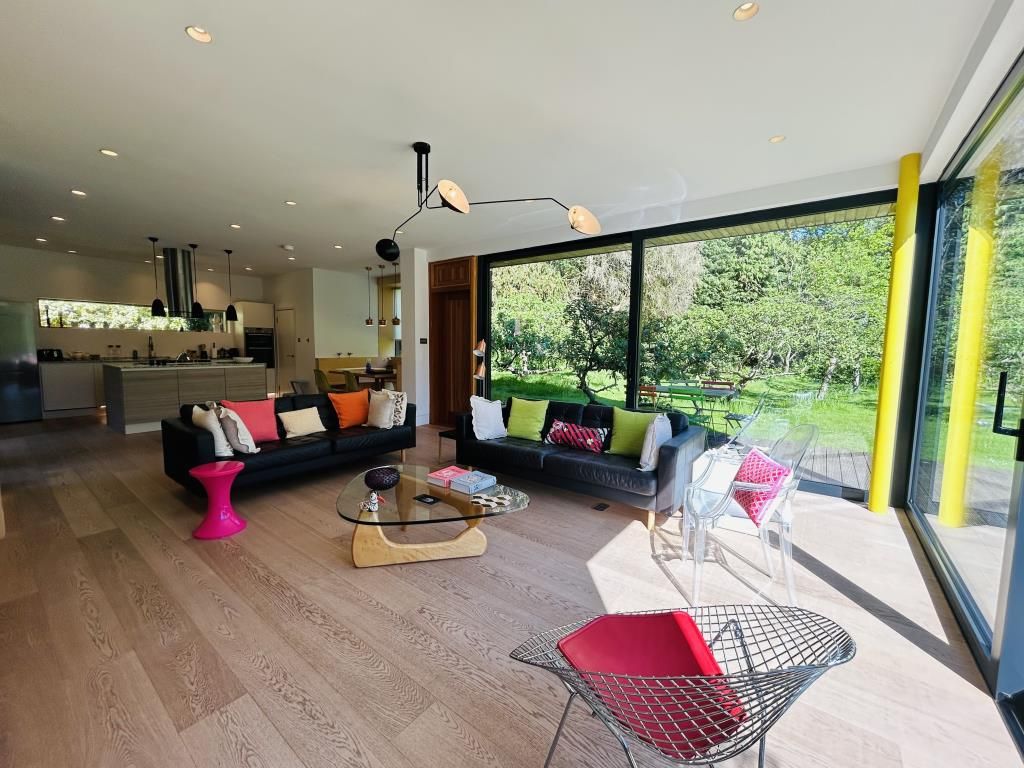 Property photo 3 of 19 Living Room