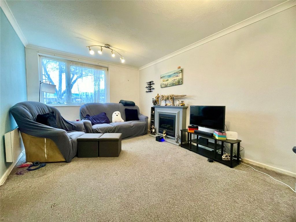 Property photo 2 of 11 Lounge