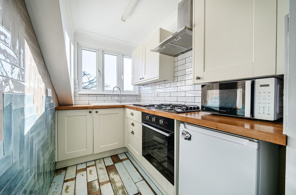 Property photo 3 of 12 1394620-14-695Bce...