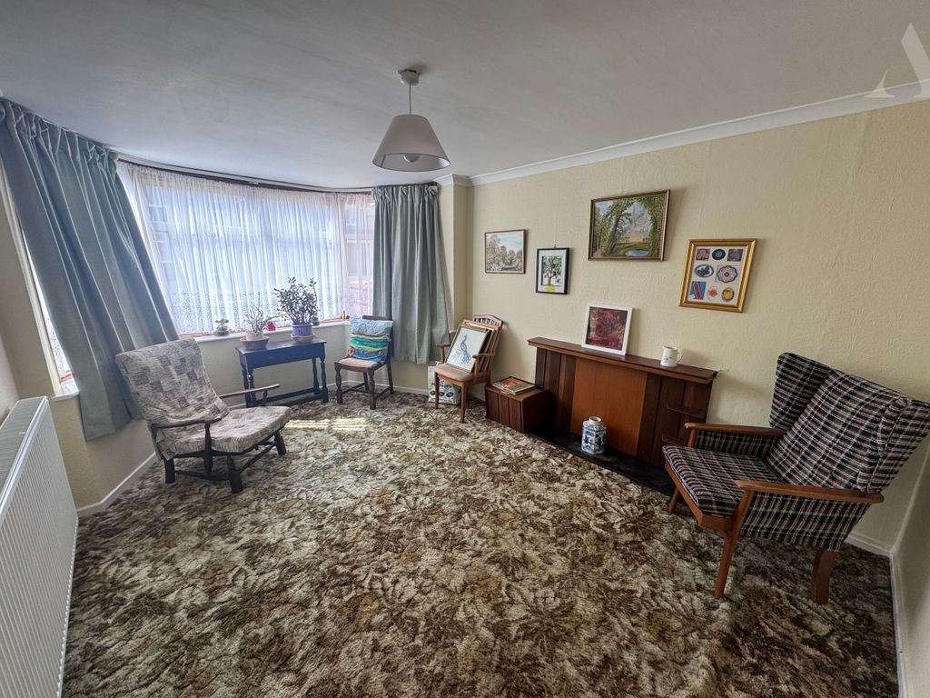Property photo 2 of 15 3 Gaydon Road ~Reception 1