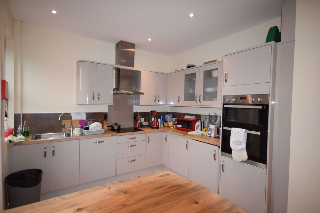 Property photo 3 of 9 Communal Kitchen