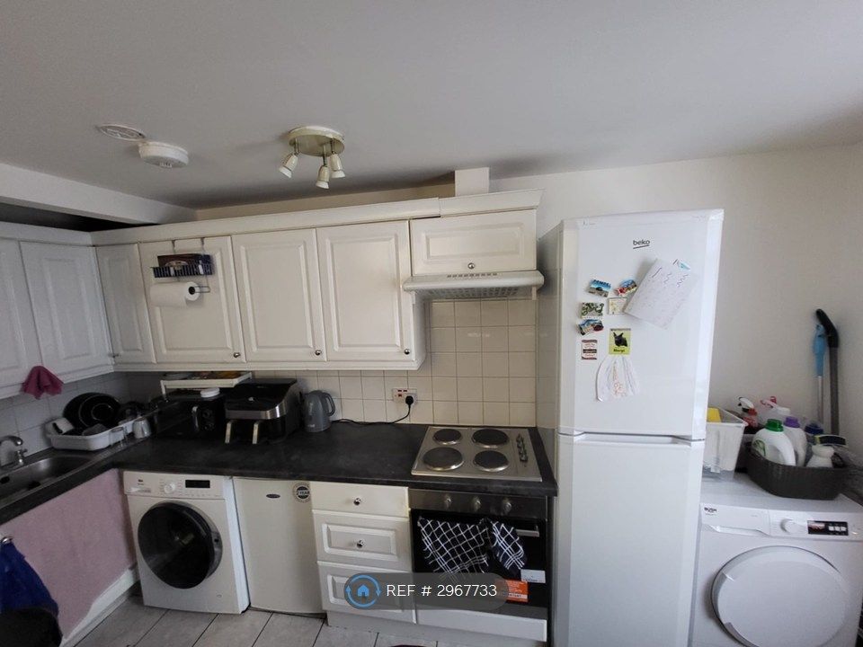 Property photo 3 of 6 Kitchen