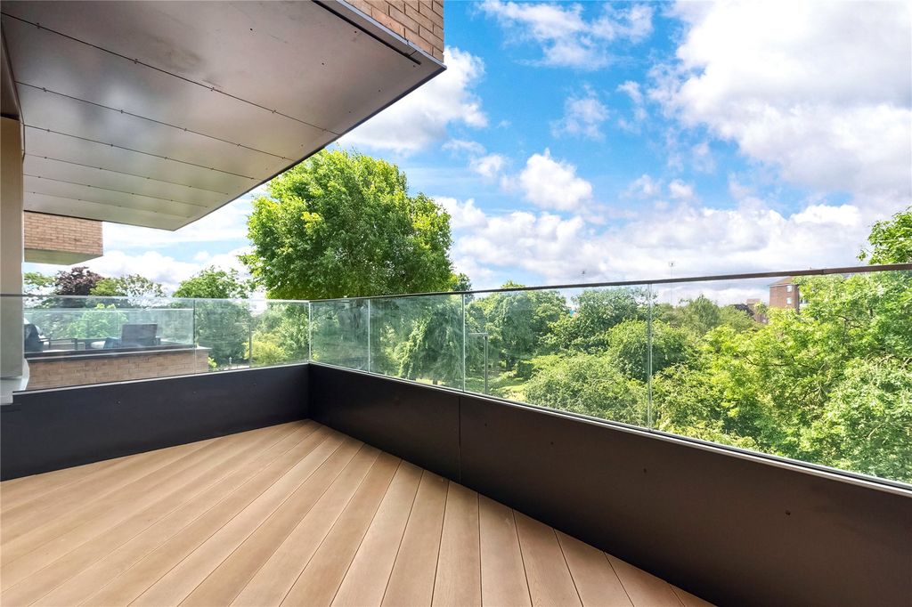 Property photo 3 of 9 Balcony