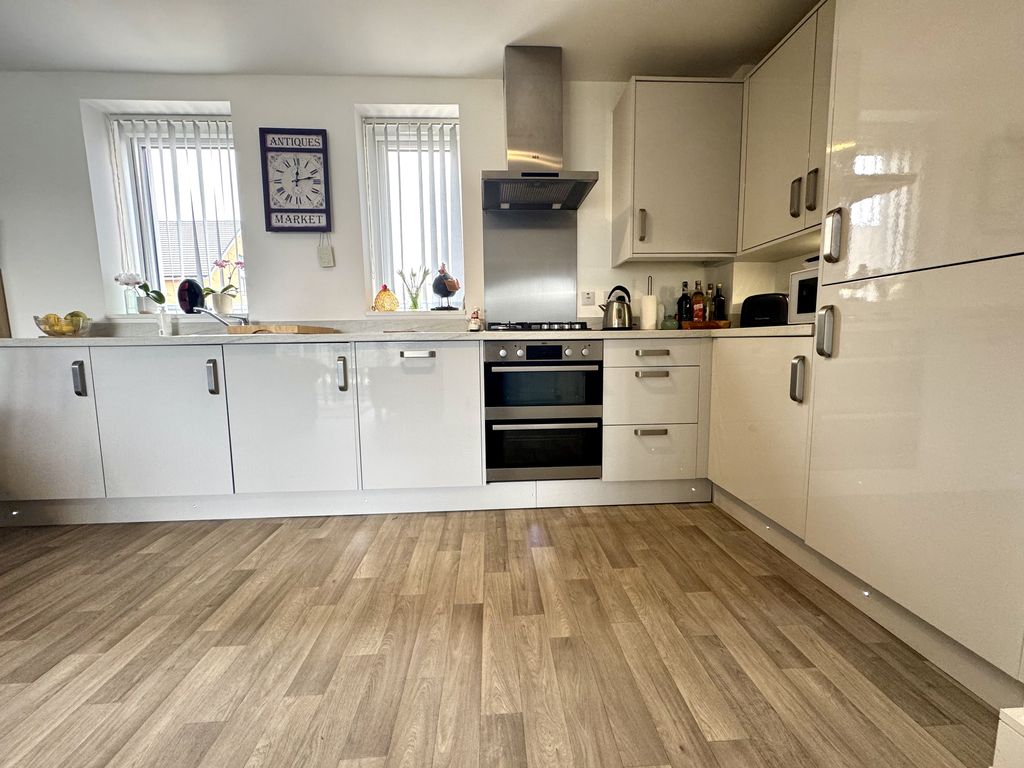 Property photo 3 of 17 Kitchen