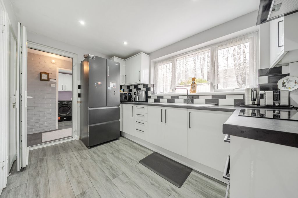 Property photo 3 of 17 1519683-14-6Aa813...