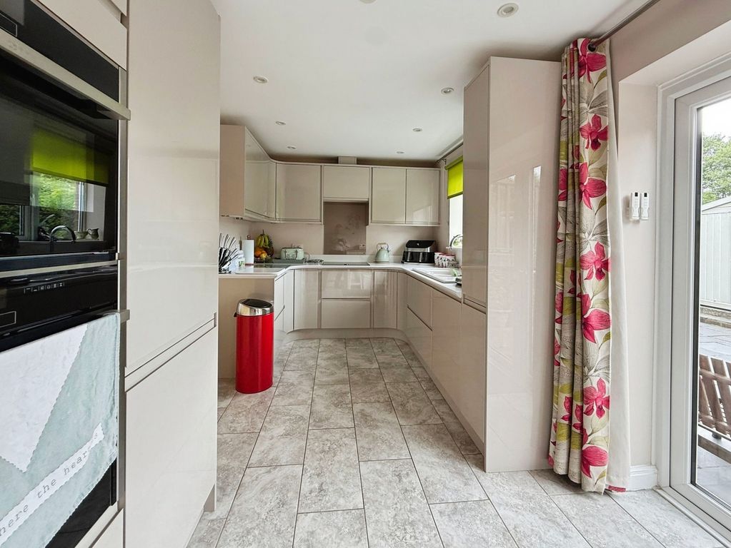 Property photo 3 of 17 Kitchen