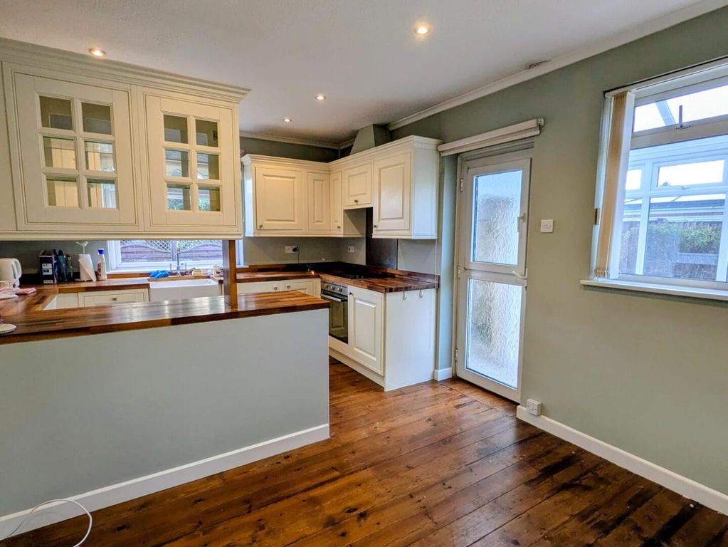Property photo 2 of 20 Kitchen