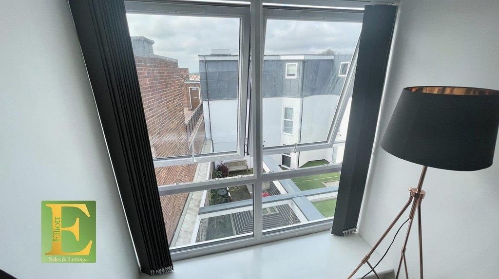 Property photo 3 of 14 Modern 1 Bed Flat In The Heart Of Kenilworth