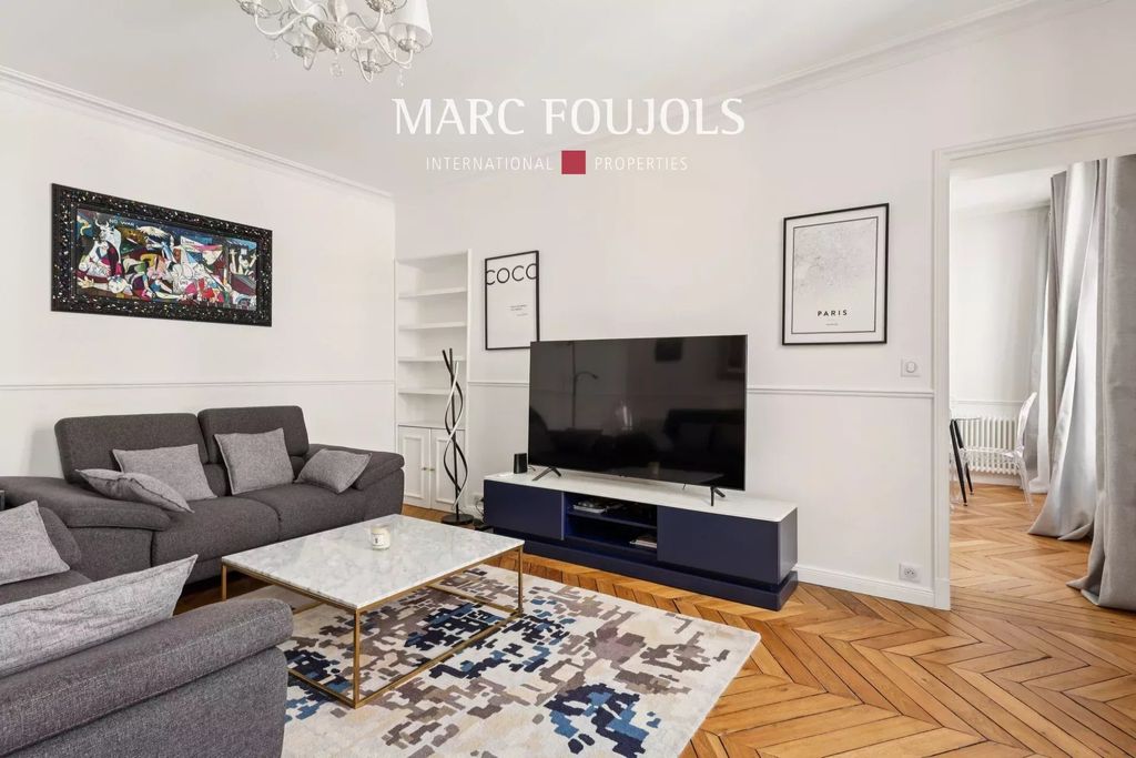 Property photo 1 of 15 Paris VIII Triangle D'or Montaigne : 80 m² Renovated Furnished Apartment