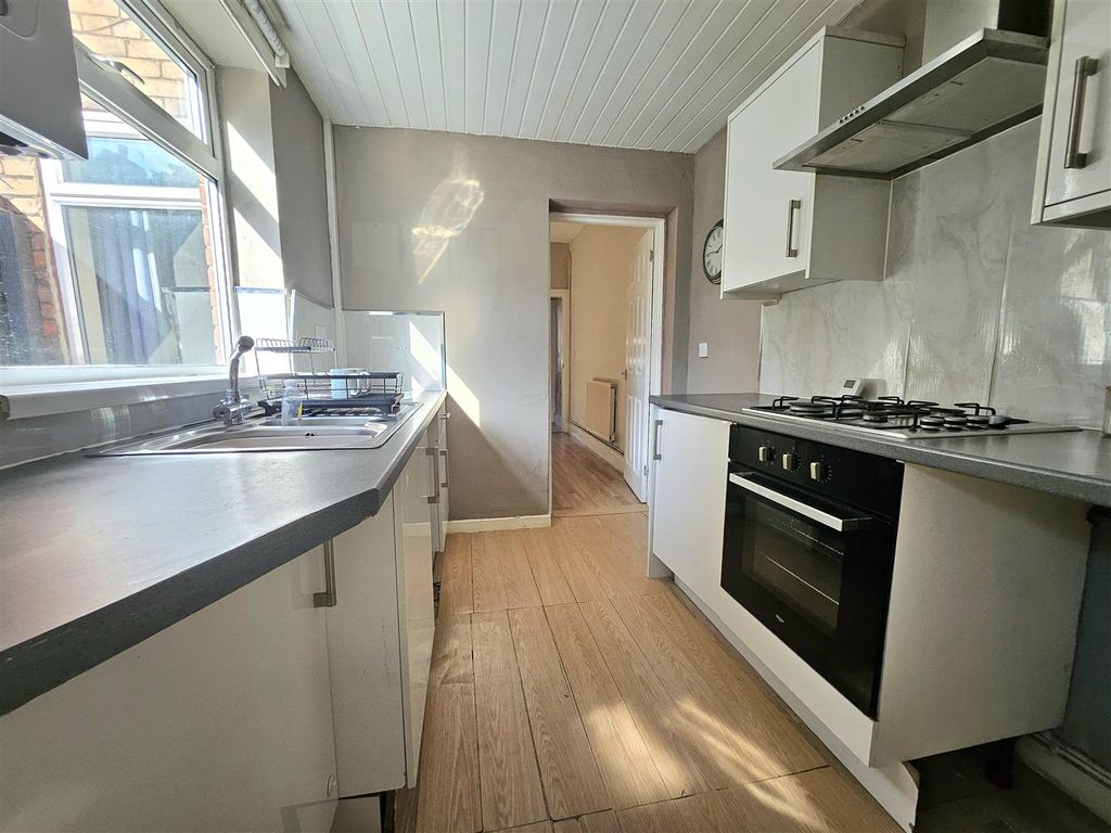 Property photo 3 of 11 Kitchen