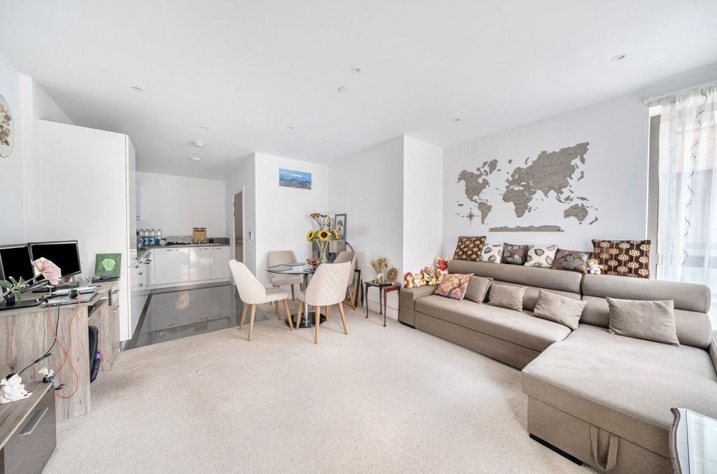 Property photo 1 of 10 1326573-10-687E72...