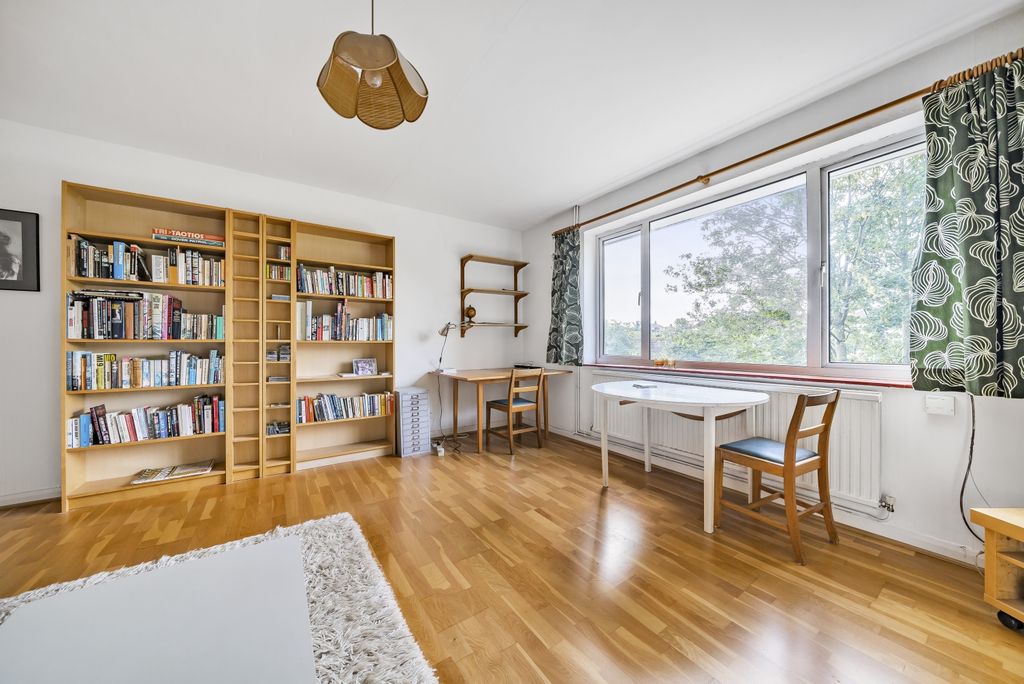 Property photo 1 of 8 Lounge