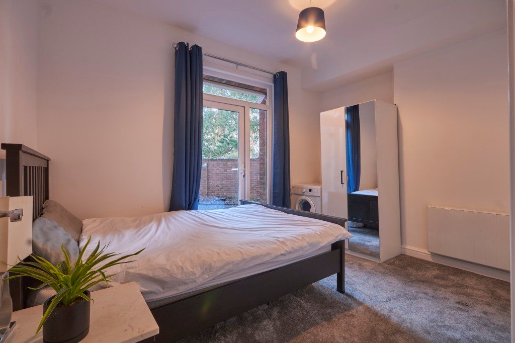Property photo 2 of 12 Bedroom In Flat