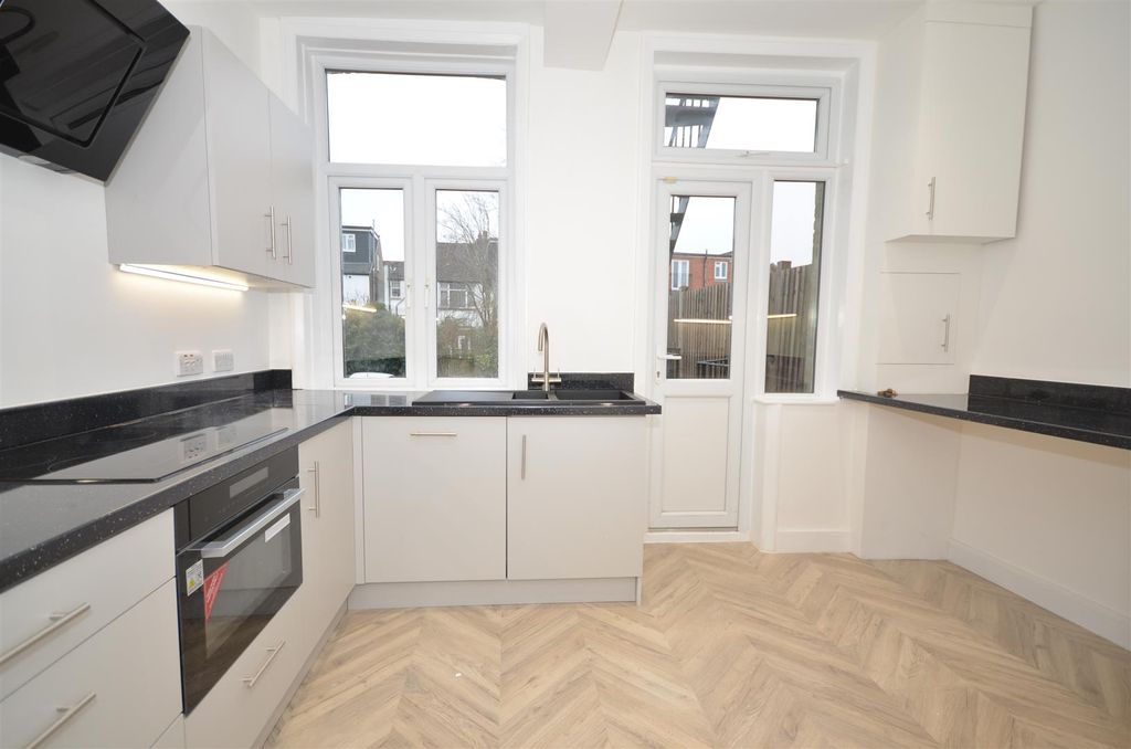 Property photo 3 of 7 Kitchen