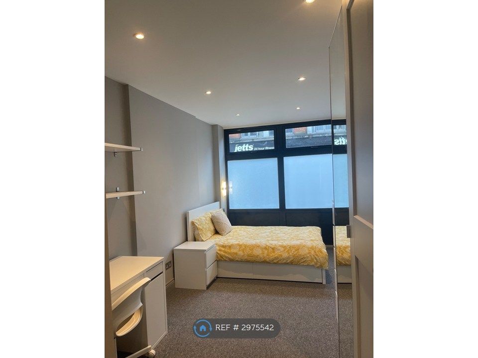 Property photo 1 of 11 Spacious Bedroom