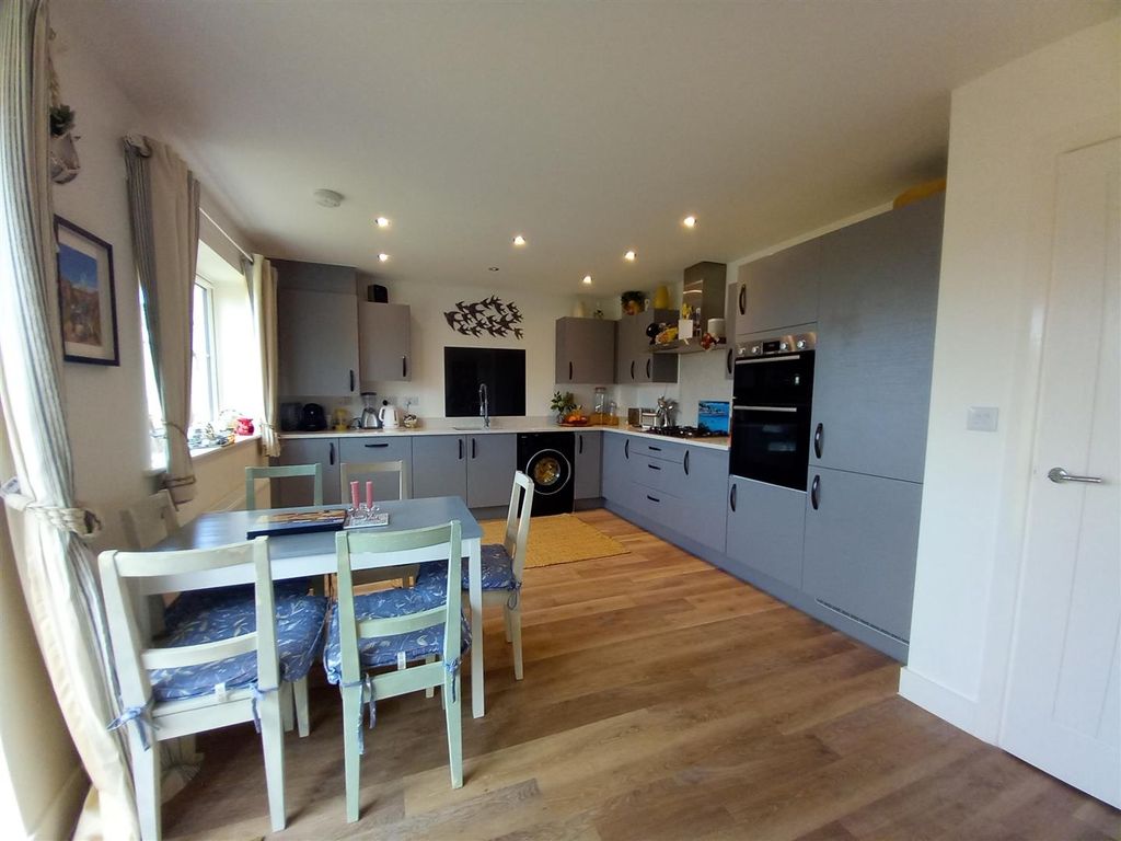 Property photo 3 of 9 1 Cross Park Kitchen.Jpg