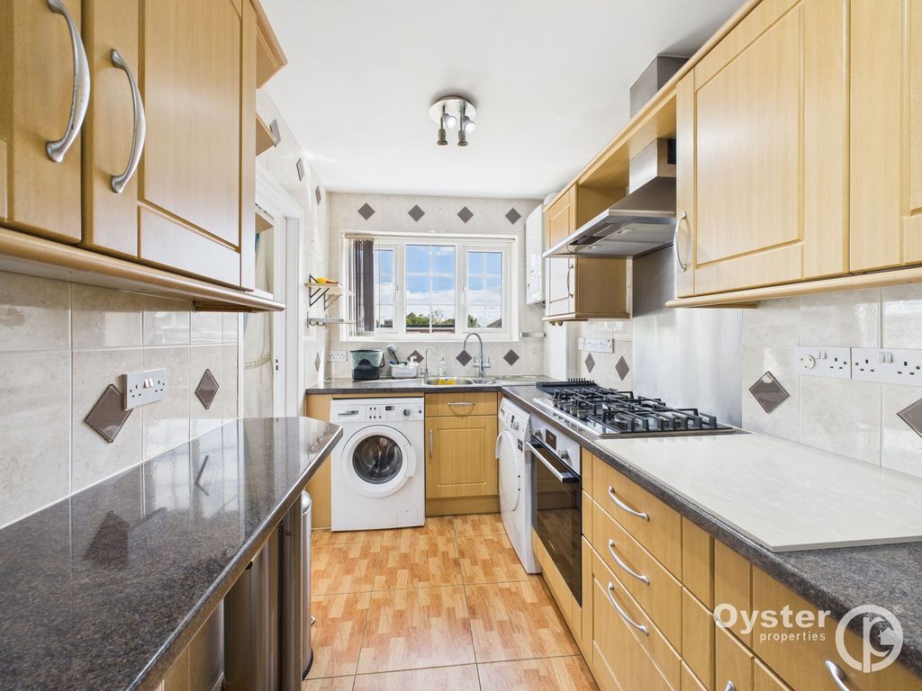 Property photo 3 of 11 Kitchen