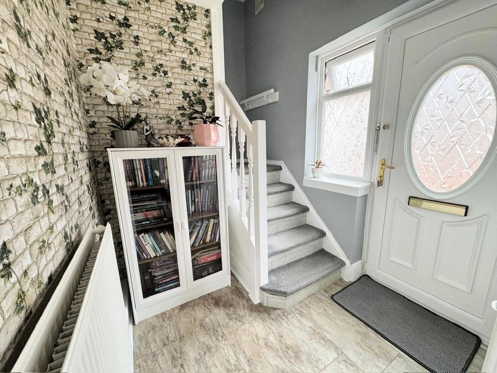 Property photo 2 of 16 Entrance Hall