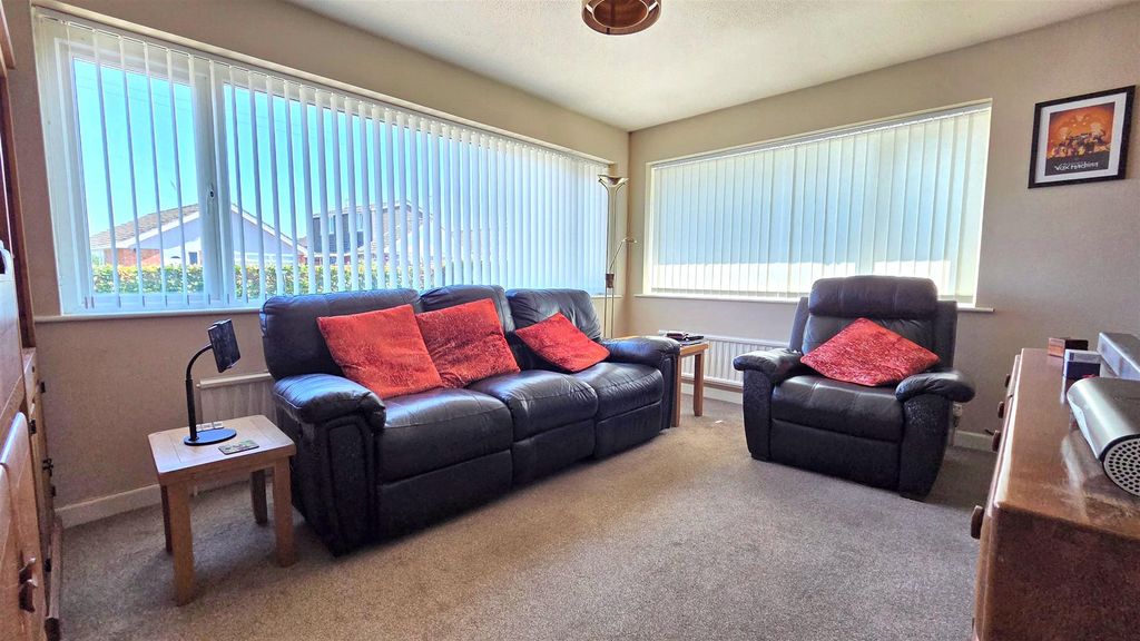 Property photo 2 of 12 Lounge