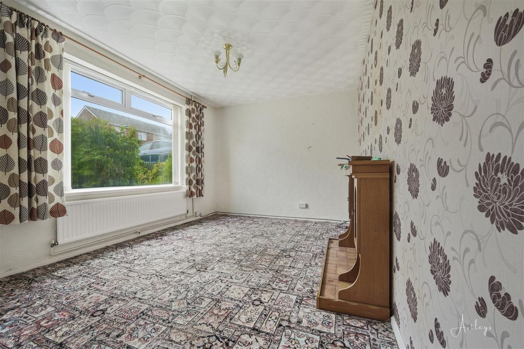 Property photo 2 of 12 Lounge