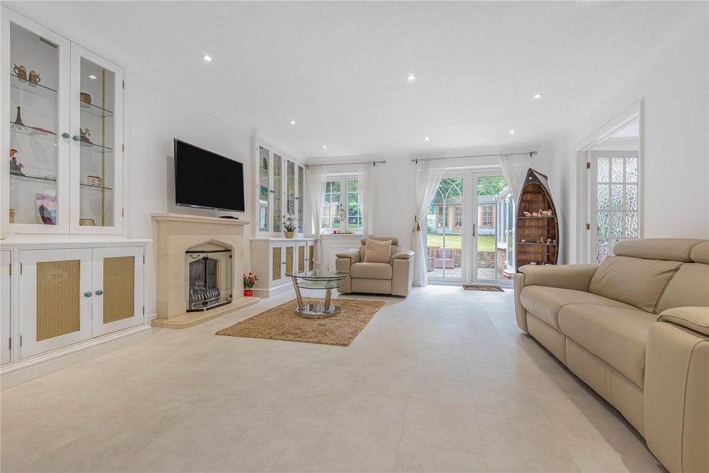 Property photo 2 of 8 Livin Room