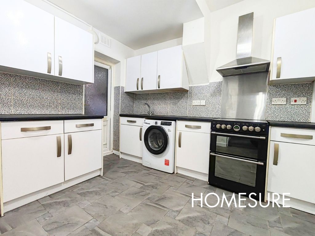 Property photo 3 of 11 Kitchen