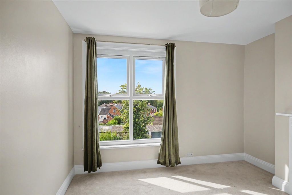 Property photo 3 of 15 Flat 3, 61 St Mark Road (11).Jpeg