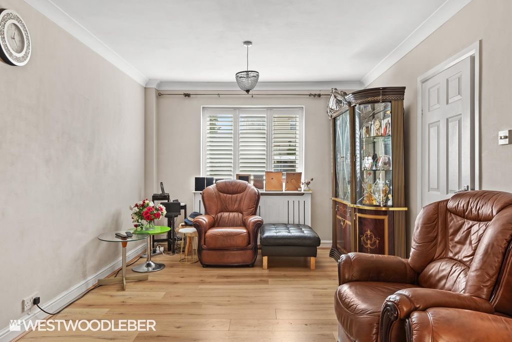 Property photo 2 of 21 Hydemead_14.Jpg