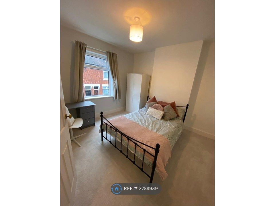 Property photo 2 of 10 Bedroom 1