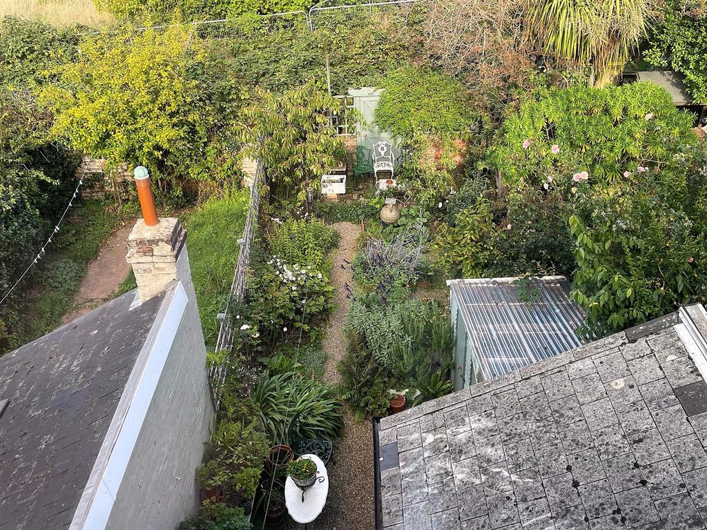 Property photo 3 of 31 Cottage Style Garden