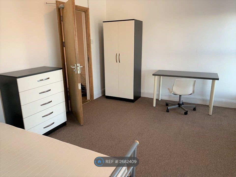 Property photo 1 of 9 Room 2