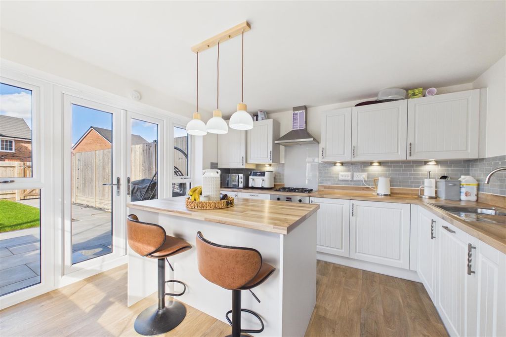 Property photo 2 of 15 Breakfast Kitchen