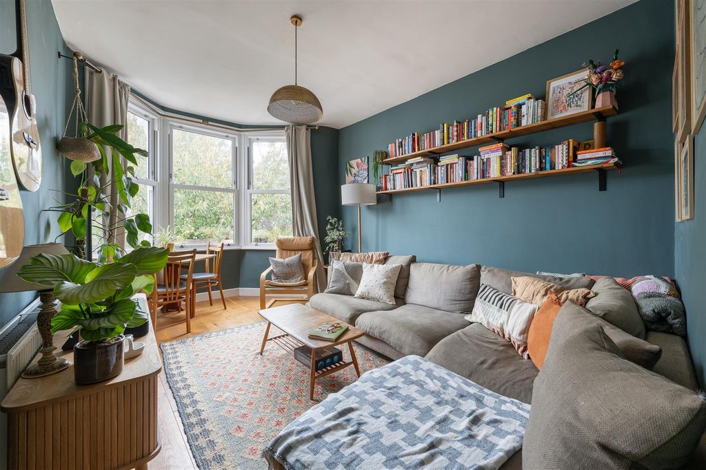 Property photo 2 of 20 Markhouse Avenue, E17