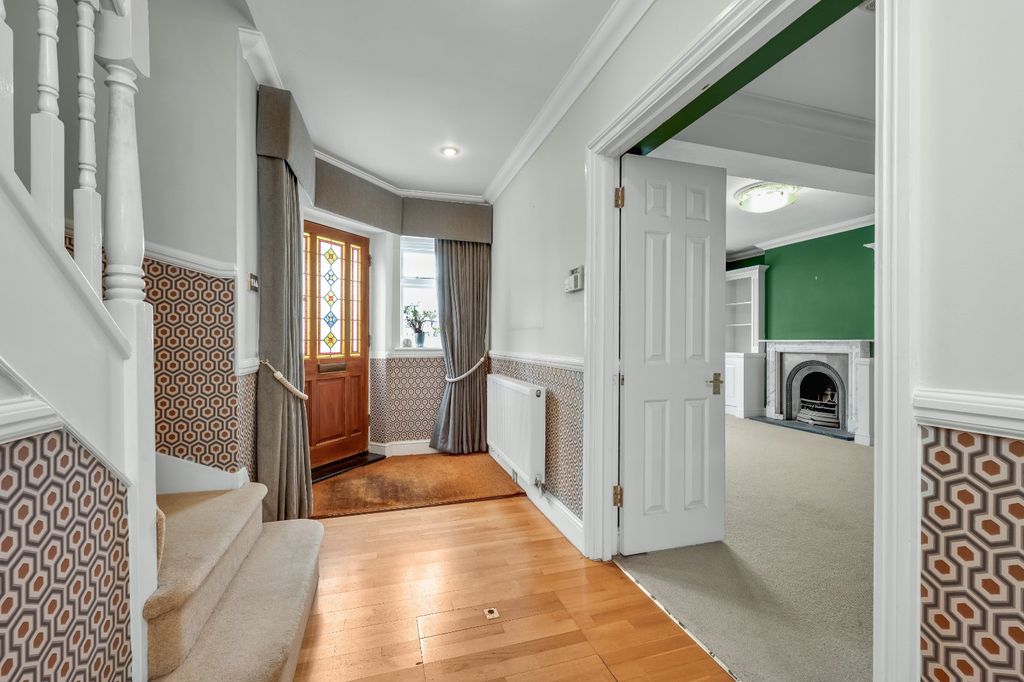 Property photo 3 of 25 Entrance Hall