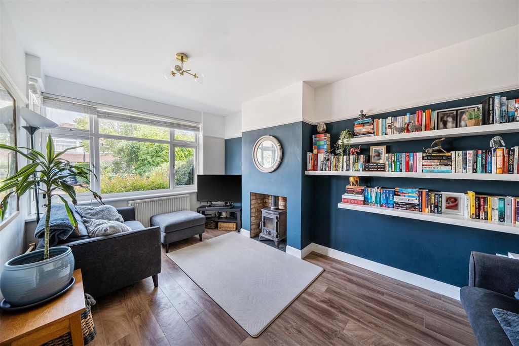 Property photo 3 of 11 Barton Way - Lounge 3.Jpg