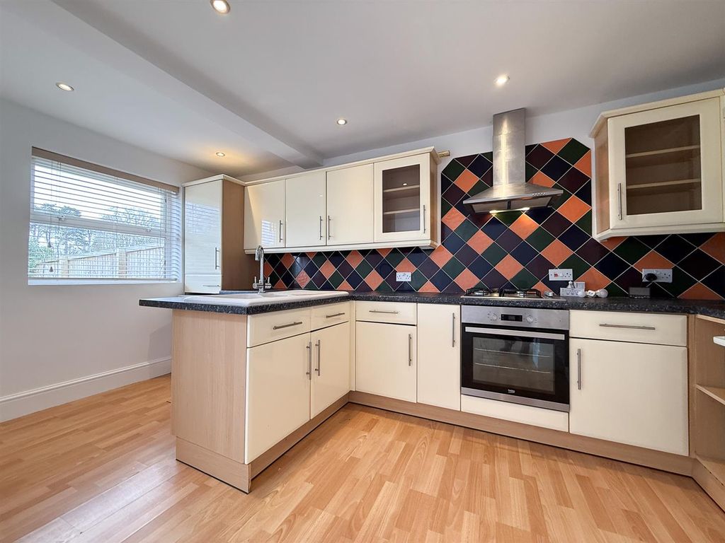 Property photo 3 of 11 Kitchen