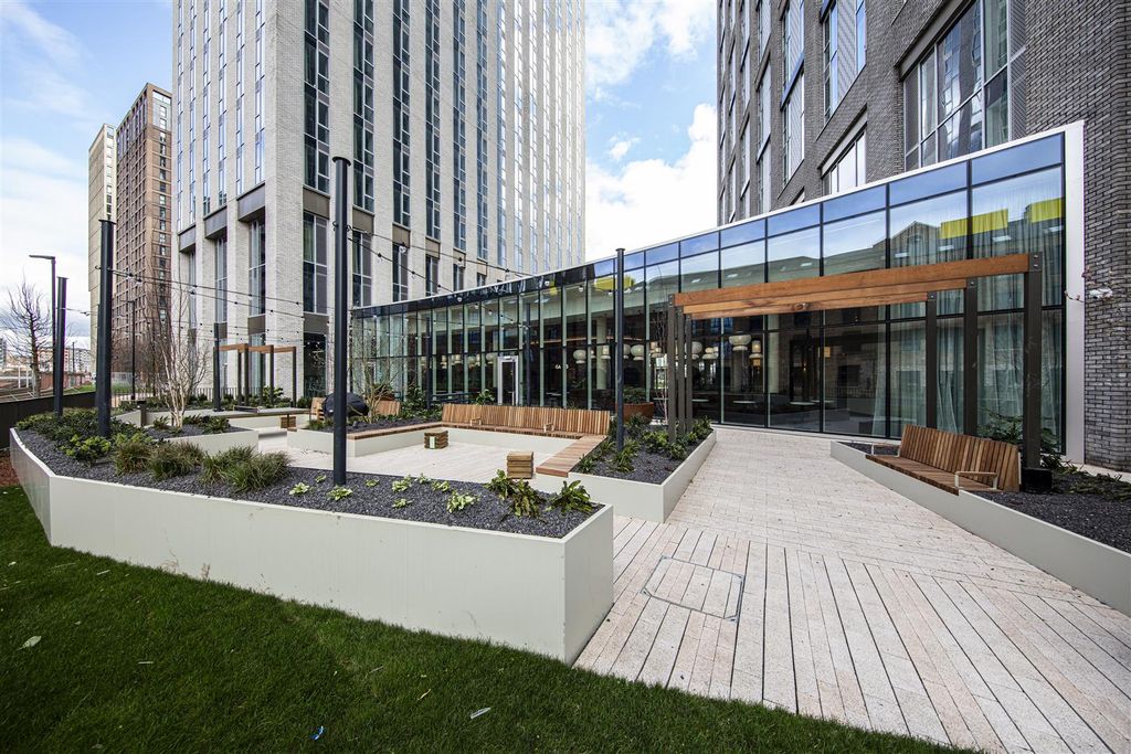 Property photo 3 of 11 Andrewhendry.Com82.Jpg