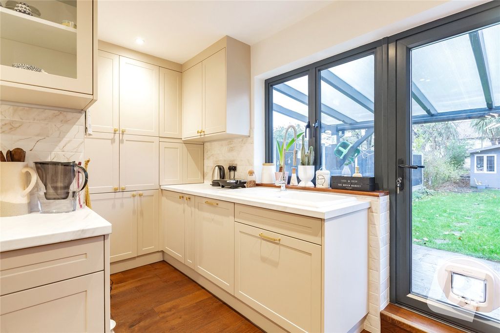 Property photo 3 of 19 Kitchen