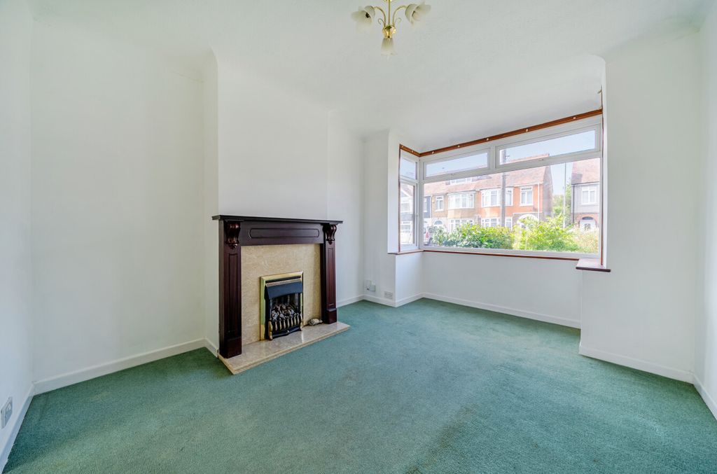 Property photo 2 of 11 1497789-1-6A99690...