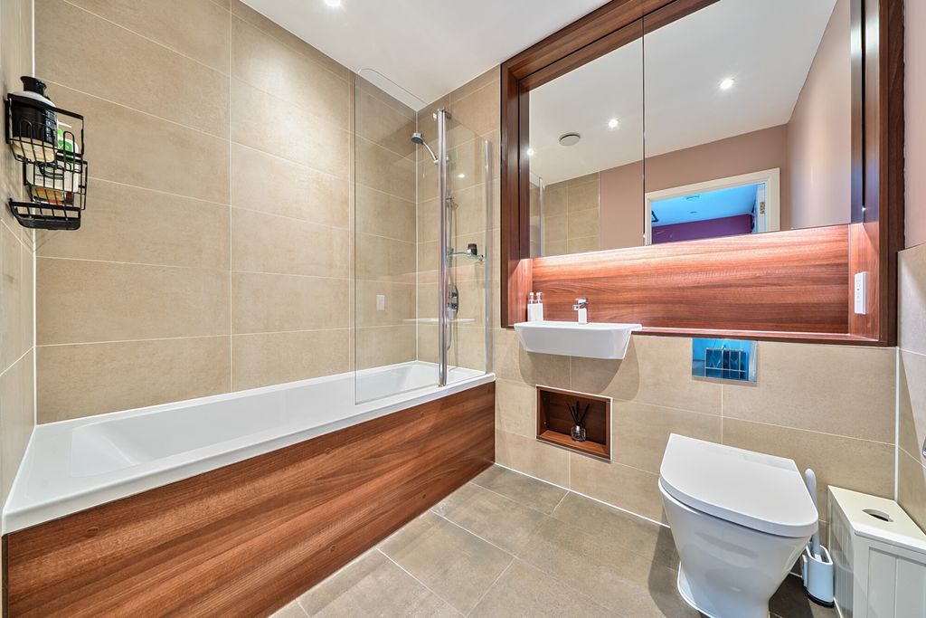 Property photo 3 of 18 Bathroom