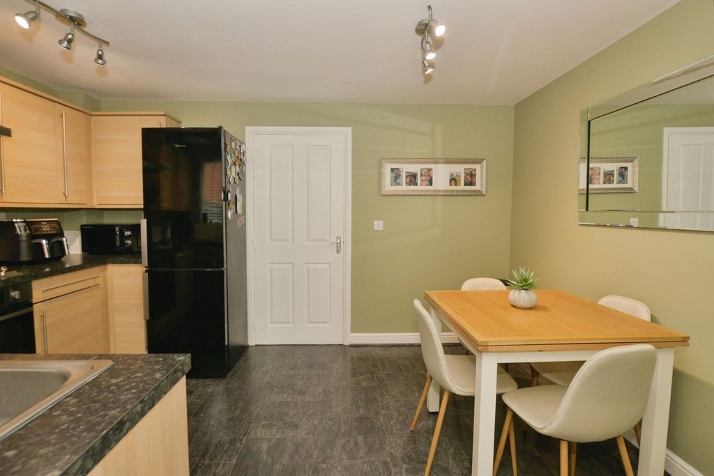 Property photo 3 of 11 Kitchen/Dining