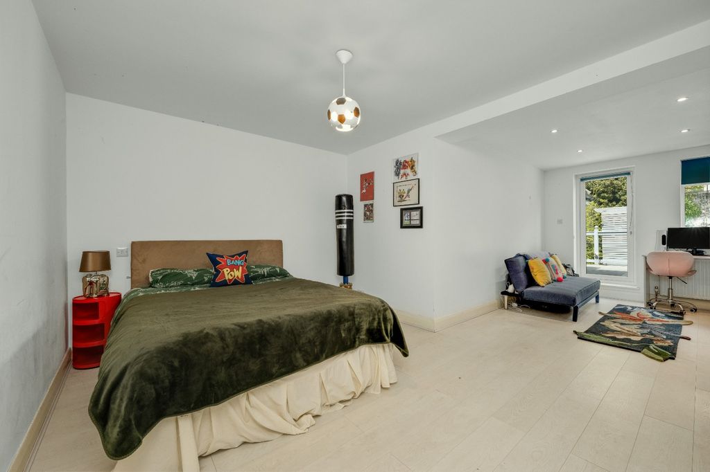 Additional image 18 of 5 bed detached house for saleDrakes Close, Esher, Surrey KT10