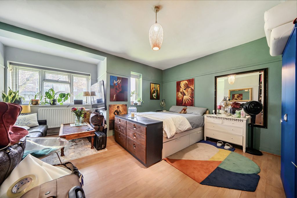 Property photo 1 of 9 Bedroom