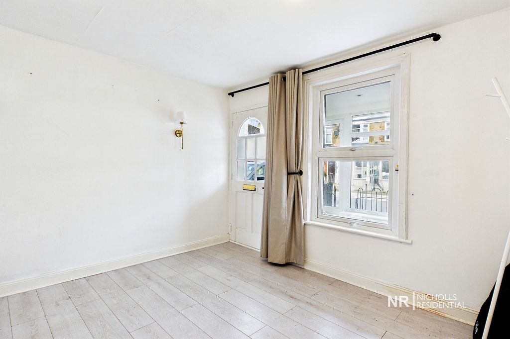 Property photo 3 of 13 Lounge