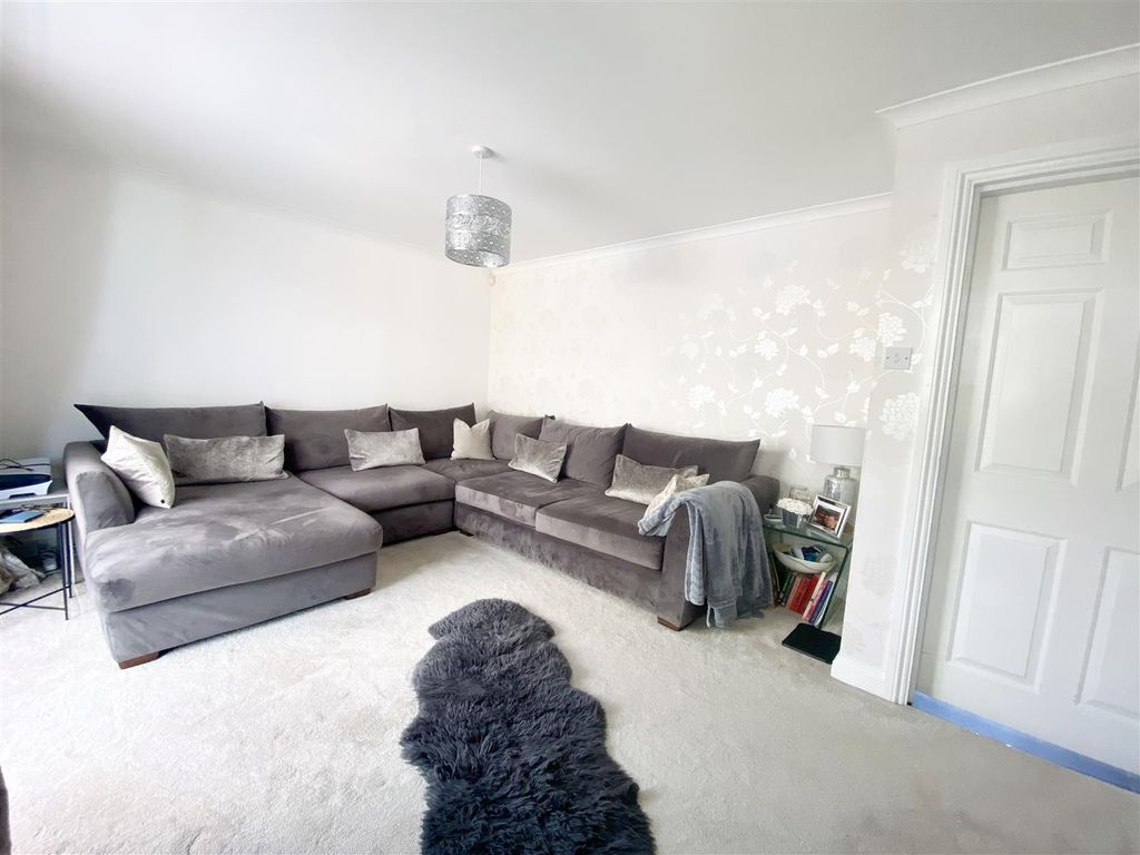 Property photo 3 of 12 Lounge
